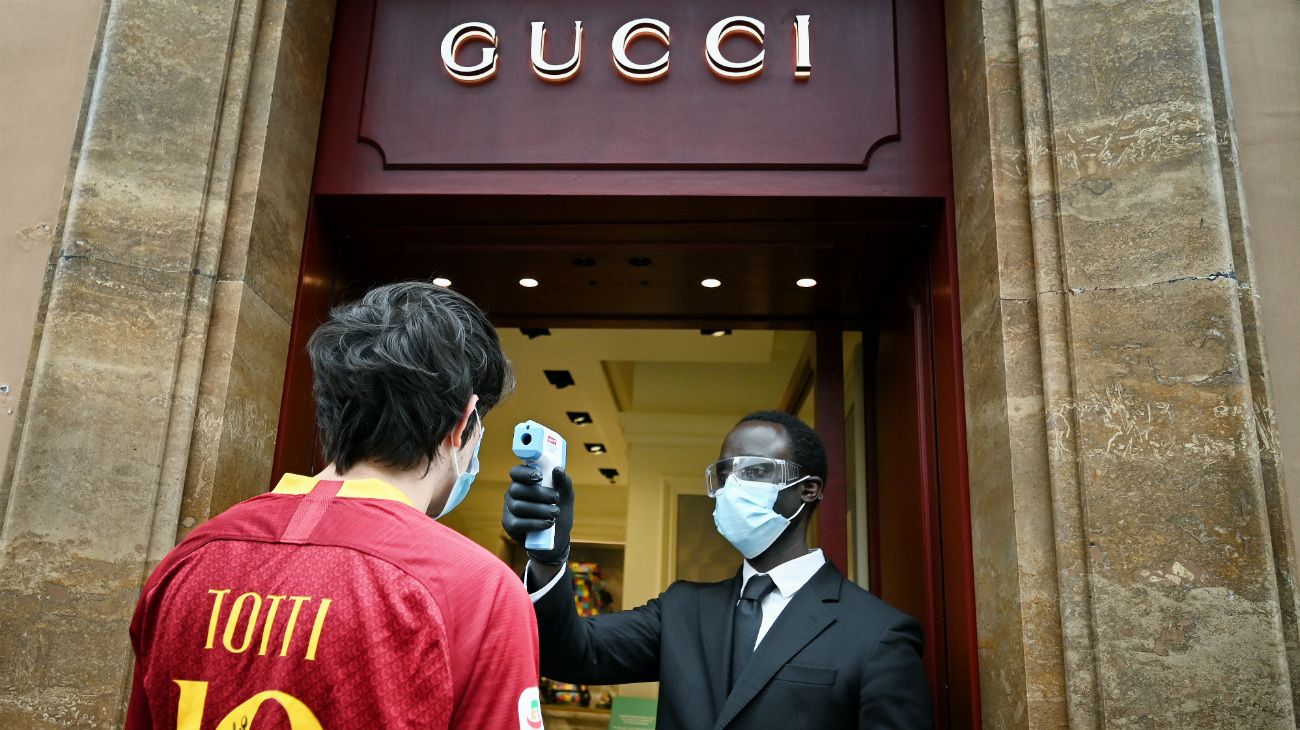 Un fanático de AS Roma con la camiseta de Francesco Totti se somete a un control al entrar a una tienda de Gucci en Via dei Condotti, Roma, Italia