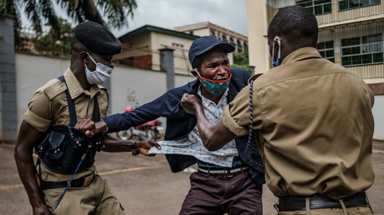 Kampala, Uganda: Agentes de policía arrestan a un manifestante en una protesta