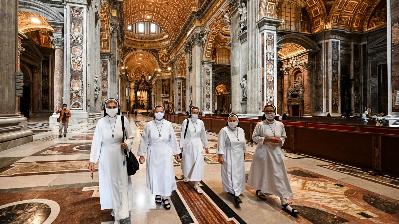 Vaticano: Las monjas visitan la Basílica de San Pedro cuando se reabre el 18 de mayo