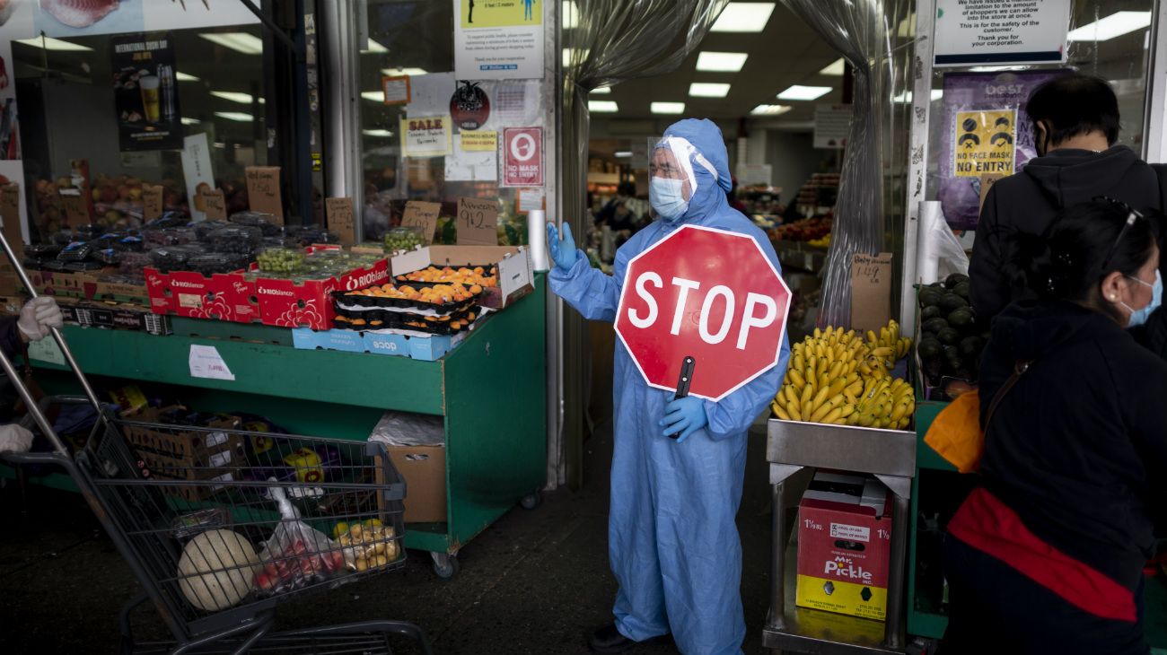 Trabajador en un mercado de alimentos en el vecindario Jackson Heights de Queens, Nueva York, EE.UU.