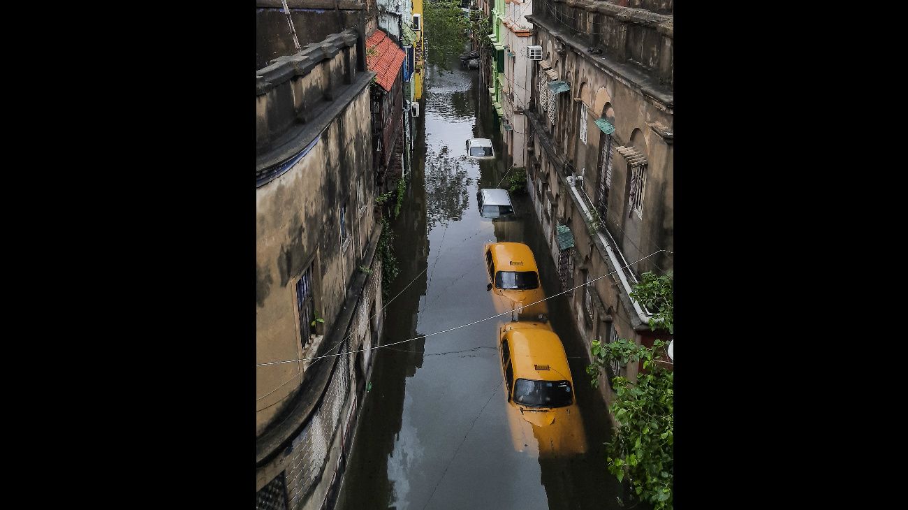 India: Vehículos sumergidos en un callejón inundado tras el ciclón Amphan en Kolkata