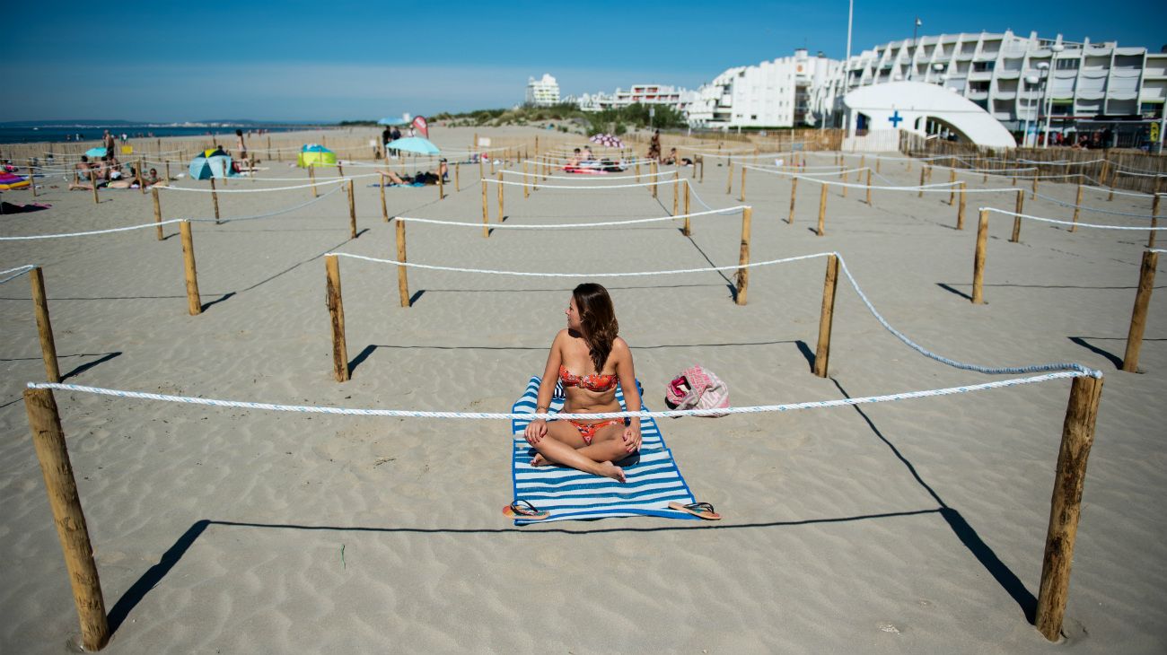 Francia: Una mujer toma el sol en Couchant or Sunset beach en las playas de La Grande Motte