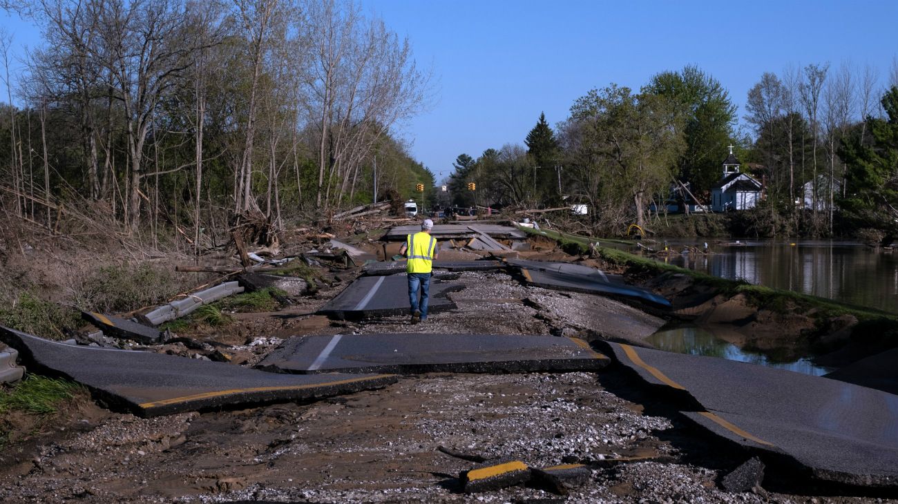 Estados Unidos: Un hombre camina por West Saginaw en Sanford, Michigan, tras una fuerte inundación