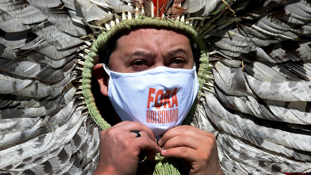 Brasil: El líder indígena brasileño de Kaingang, Kretan Kaingang, participa en una protesta contra el presidente brasileño Jair Bolsonaro