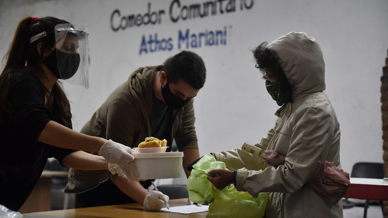 El comedor comunitario Athos Mariani funciona en el barrio de Boedo ofrece viandas de alimentos a 300 vecinos por día de la ciudad. Foto: Télam. | Foto:Télam