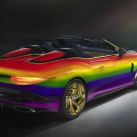 El arcoíris, símbolo de esperanza, plasmado en un Bentley
