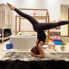 Mariana Brey practica yoga con sus hijos