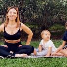 Mariana Brey practica yoga con sus hijos