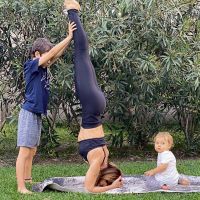 Mariana Brey practica yoga con sus hijos