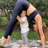Mariana Brey practica yoga con sus hijos