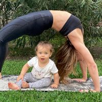 Mariana Brey practica yoga con sus hijos