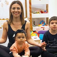 Mariana Brey practica yoga con sus hijos