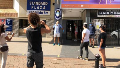 El argentino Daniel Tavormina se encadenó frente a la embajada Argentina en Pretoria. Gracias