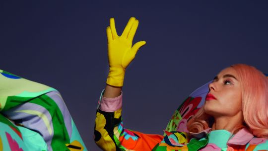 Moda y arte: cómo se fusionan en una colección que realza la libertad 