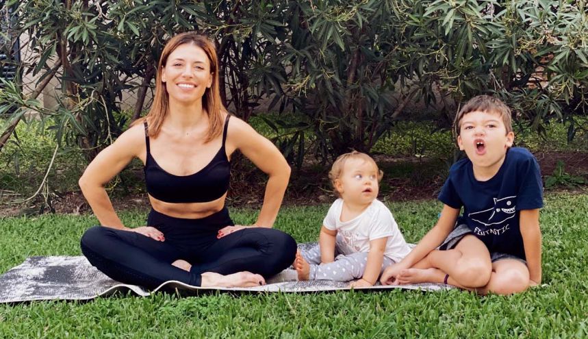 Mariana Brey practica yoga con sus hijos