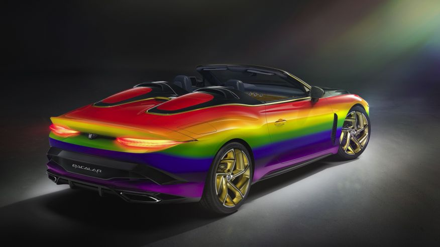 El arcoíris, símbolo de esperanza, plasmado en un Bentley