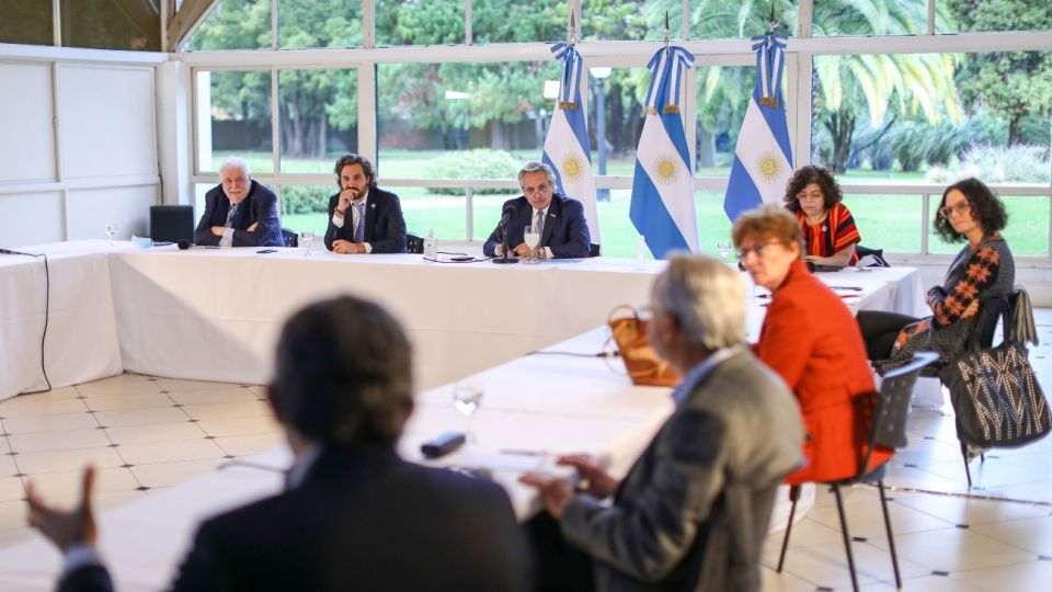 Alberto junto a infectólogos.