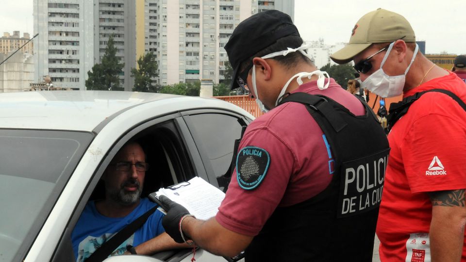 Los controles policiales se volverían a endurecer desde este lunes.