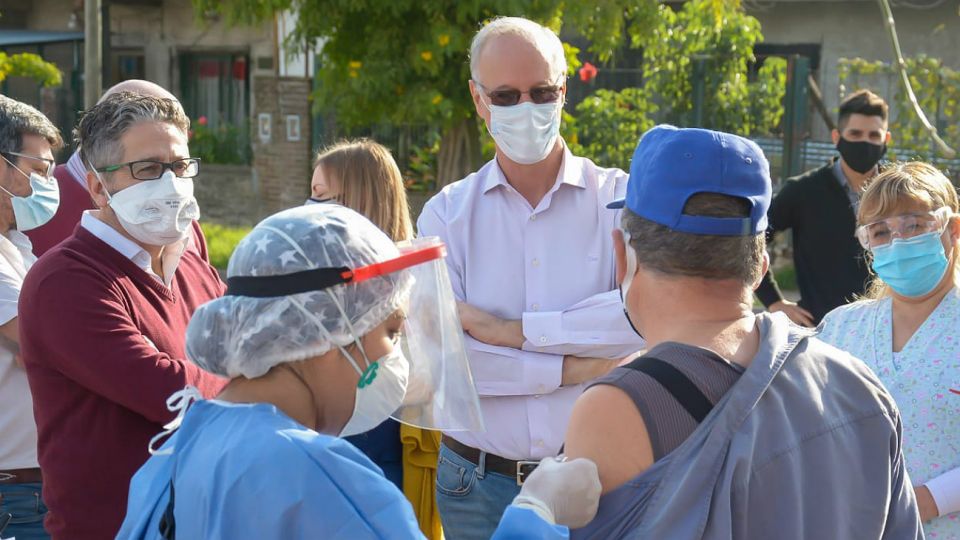 Recorrida. Daniel Gollán, el último miércoles, en el barrio “La Libertad” de Merlo en pleno operativo Detectar.