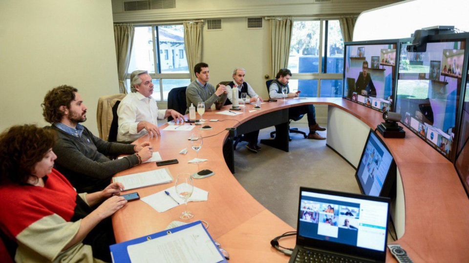 Alberto Fernández y sus funcionarios en videoconferencia con gobernadores