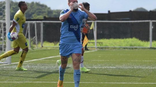 POR CULPA DEL PROTOCOLO, EL GOLEADOR ARGENTINO NO PUDO FESTEJAR SU GOL EN COSTA RICA.