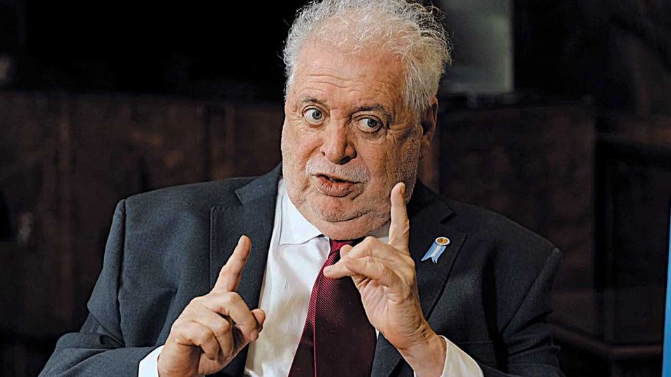 Ministro de Salud Ginéz González García.
