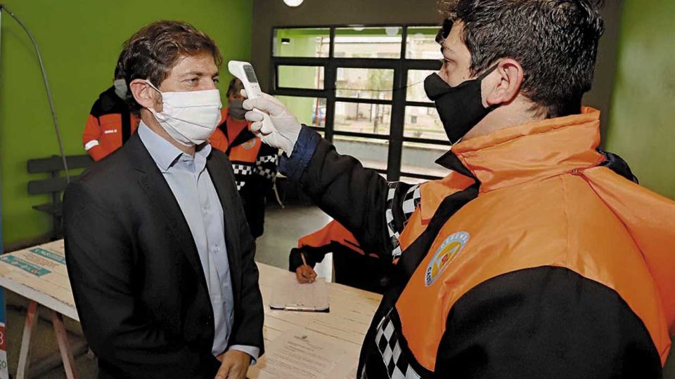 Cuidado sanitario. El gobernador bonaerense se somete todos los días a controles.