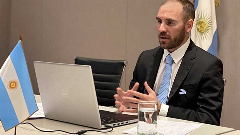 Diálogo. Guzmán confirmó que revisa los números para acercarse.