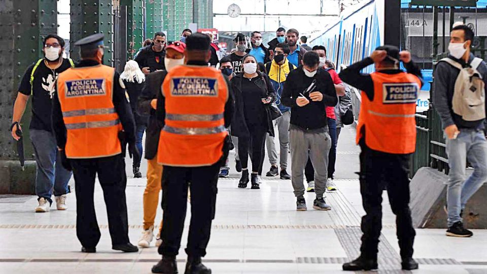 Trenes. Prevén cerrar estaciones intermedias en la Ciudad.