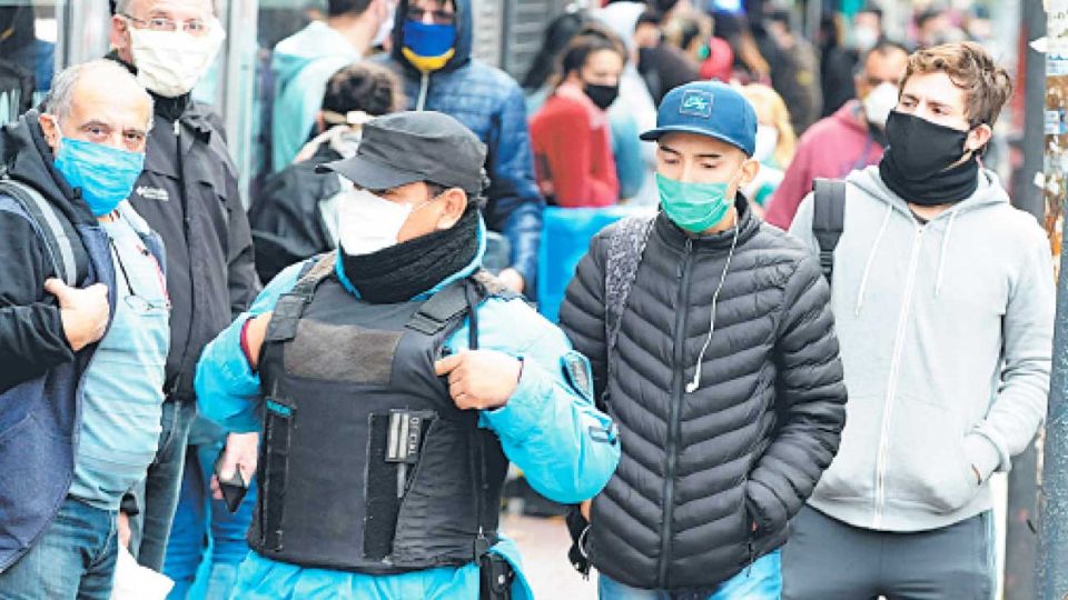 En las calles. A pesar de las medidas, 9 de cada 10 personas admiten salir por trámites o compras.