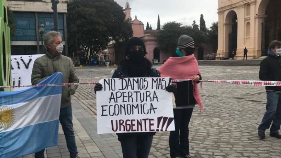 RECLAMO VITAL. Los comerciantes reclamaron el viernes en el Cabildo. Quieren apertura de todos los rubros y galerías. Expectativas sobre qué definirá mañana el COE.