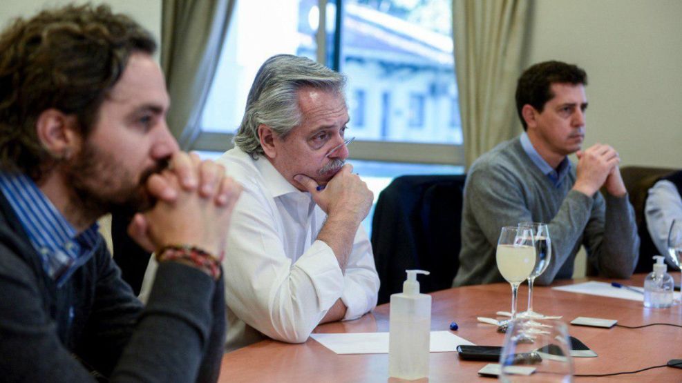 Alberto Fernández y sus funcionarios en videoconferencia con gobernadores