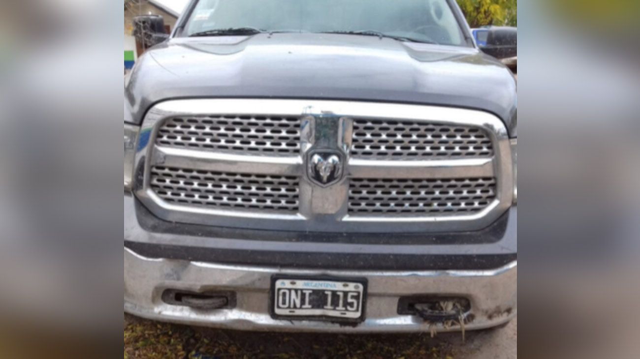 La camioneta Dodge RAM que manejaba el dueño del campo. 