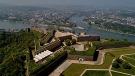 La fortaleza de Ehrenbreitstein, erigida en las alturas con vistas al Rin y al Mosela, es la principal construcción del complejo de fortificaciones de Coblenza. Foto: Thomas Frey, dpa.