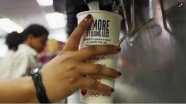 Debido al coronavirus, McDonalds pondrá punto final a la recarga de gaseosa en más de 12.000 sucursales de los Estados Unidos.