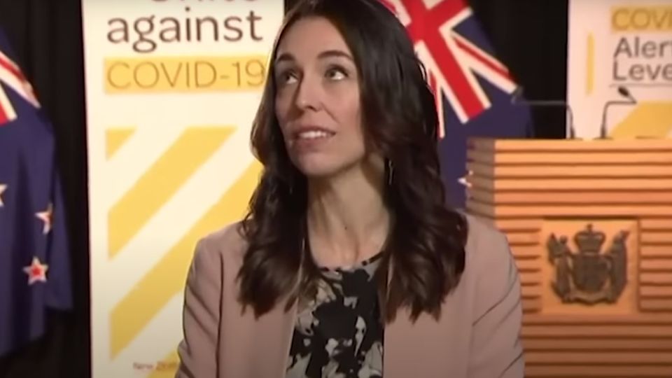 La fuerte sacudida se sintió en Wellington, donde la popular jefa del gobierno estaba siendo entrevistada en directo en un programa de TV.