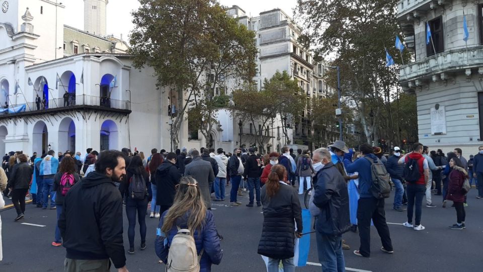 Manifestantes se reunieron en Plaza de Mayo para pedir el fin de la cuarentena.