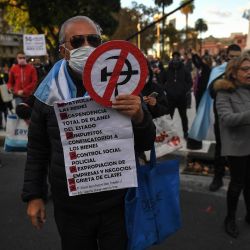 Buenos Aires: Unas 200 personas se manifestaron hoy frente al Cabildo, en torno a la Plaza de Mayo, en protesta contra el aislamiento obligatorio dispuesto por la pandemia de coronavirus, debido a que consideran que esa medida  | Foto:Télam
