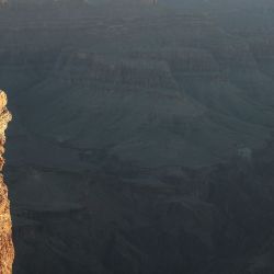 Los visitantes toman fotos después del amanecer en el Día de los Caídos desde el borde sur del Parque Nacional del Gran Cañón, que ha reabierto parcialmente los fines de semana en medio de la pandemia de coronavirus (COVID-19), el 25 de mayo de 2020 en el Parque Nacional del Gran Cañón, Arizona. El parque ha abierto durante horas limitadas y tiene acceso los últimos dos fines de semana a pesar de las preocupaciones de que la mezcla de visitantes podría contribuir a la propagación del virus COVID-19. Los críticos señalan que la vecina Nación Navajo actualmente sufre la tasa más alta de infección por COVID-19 en la nación per cápita y algunos viajeros tendrían que pasar por la nación para llegar al parque. Mario Tama / Getty Images / AFP | Foto:AFP