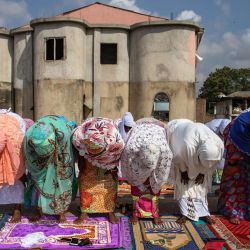 Un grupo de mujeres musulmanas rezan en una azotea en Nima, Accra, el 24 de mayo de 2020 durante las celebraciones de Eid al-Fitr. (Foto por Nipah Dennis / AFP) | Foto:AFP