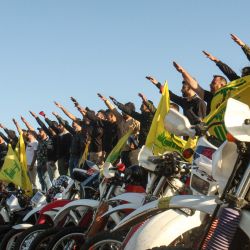 Los partidarios del movimiento chiíta libanés Hezbollah saludan mientras se colocan detrás de las motocicletas que llevan las banderas del grupo en el distrito libanés del sur de Marjayoun en la frontera con Israel el 25 de mayo de 2020. - Veinte años después de la retirada de las fuerzas israelíes del Líbano, Hezbollah Todavía goza de un amplio apoyo entre los jóvenes que se cuentan con historias del grupo chiíta que terminó con 22 años de ocupación israelí. (Foto por Mahmoud ZAYYAT / AFP) | Foto:AFP