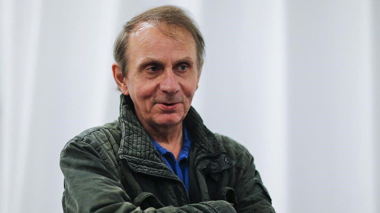 Michel Houellebecq (en rigor, Michel Thomas) nació en Saint-Pierre, isla de La Reunión, el 26 de febrero de 1956.