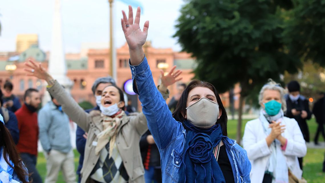 On 25 de Mayo, around 150 protesters demonstrated in the Plaza de Mayo, holding up signs carrying slogans such as "Freedom", "No to the new world order" and "We want to work."