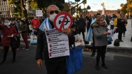 Buenos Aires: Unas 200 personas se manifestaron hoy frente al Cabildo, en torno a la Plaza de Mayo, en protesta contra el aislamiento obligatorio dispuesto por la pandemia de coronavirus, debido a que consideran que esa medida