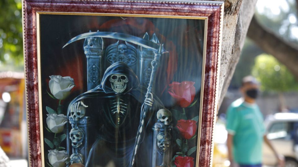 Una imagen de San La Muerte a las puerta de un hospital con enfermos de Covid-19.