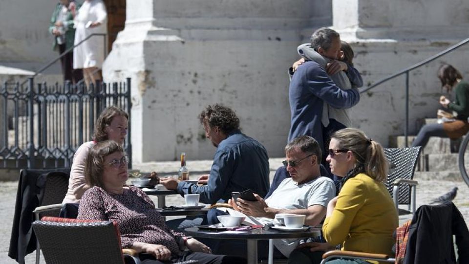 Cada uno en su mesa. Alemania permite salir, manteniendo la burbuja.