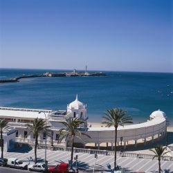 La Playa de la Caleta, en Cádiz, tendrá normativas especiales a partir de la apertura al turismo que España tendrá desde julio.