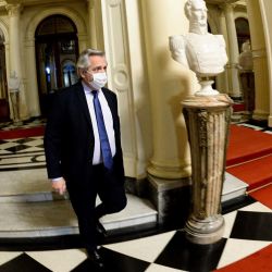 El presidente Alberto Fernández, se retira de Casa de Gobierno luego de asegurar hoy que  | Foto:Télam