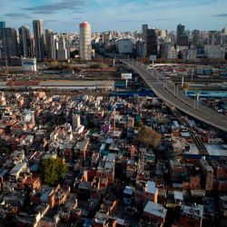 Vista aérea de Villa 31, uno de los barrios marginales más grandes de Buenos Aires, tomada el 23 de mayo de 2020 durante la nueva pandemia de coronavirus COVID-19. - Los vecindarios superpoblados y una gran población dentro de los niveles de pobreza son un gran desafío al que se enfrentan los países latinoamericanos durante esta pandemia global. (Foto por Emiliano LASALVIA / AFP) | Foto:AFP