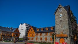El emblemático Centro Cívico de Bariloche cumplió en marzo los 80 y esto motivó el inicio de una serie de trabajos para su reacondicionamiento general y embellecimiento del edificio, que es patrimonio arquitectónico.